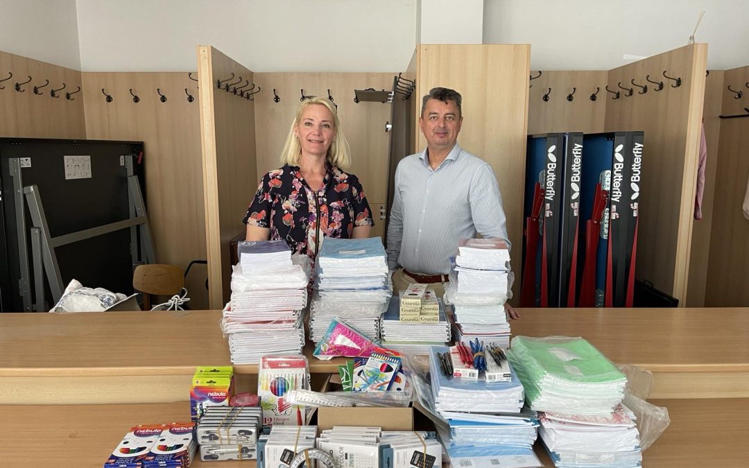 Tanszerekkel megpakolva érkeztek az iskolatáskák